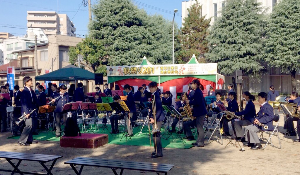 青木中学校吹奏楽部による西川口商店街秋祭りでの出前演奏の様子